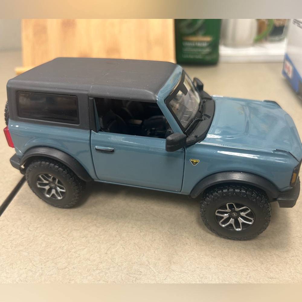 Maisto 1:24 Special Edition 2021 Ford Bronco Badlands 2 dr. Blue - Picture 2 of 7